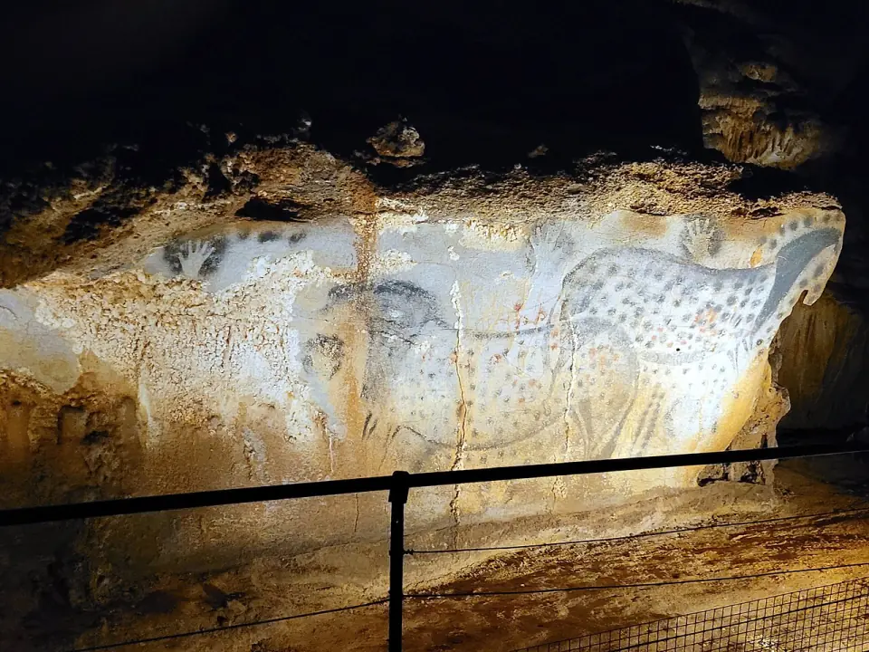 Le panneau des chevaux ponctués de la grotte du Pech Merle, à Cabrerets