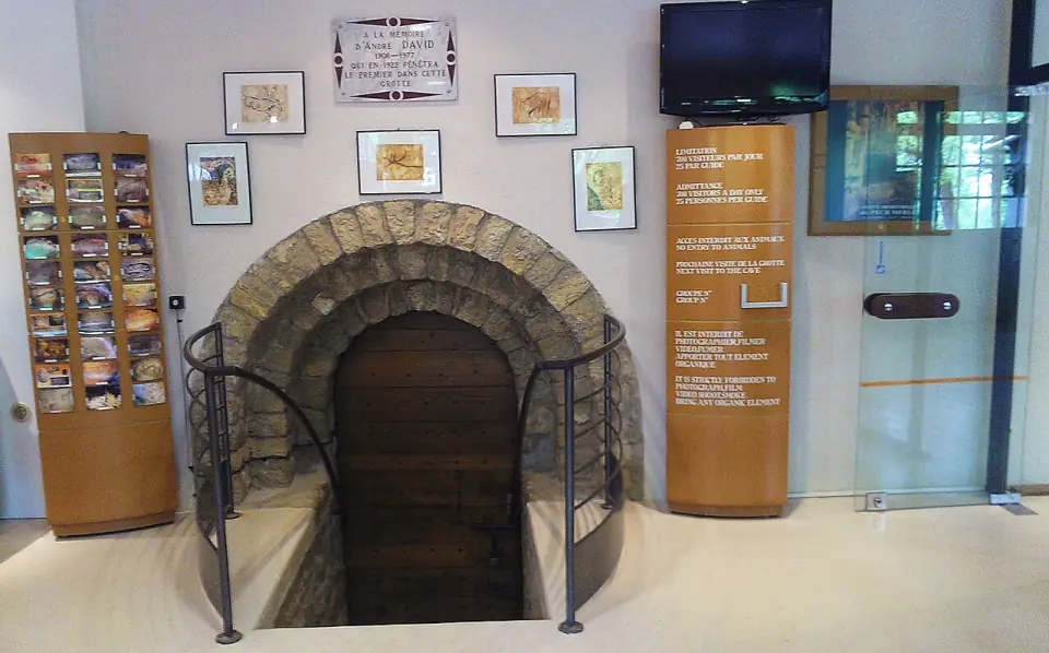 Entrée moderne de la grotte du Pech Merle, accessible par la boutique, dans le Lot