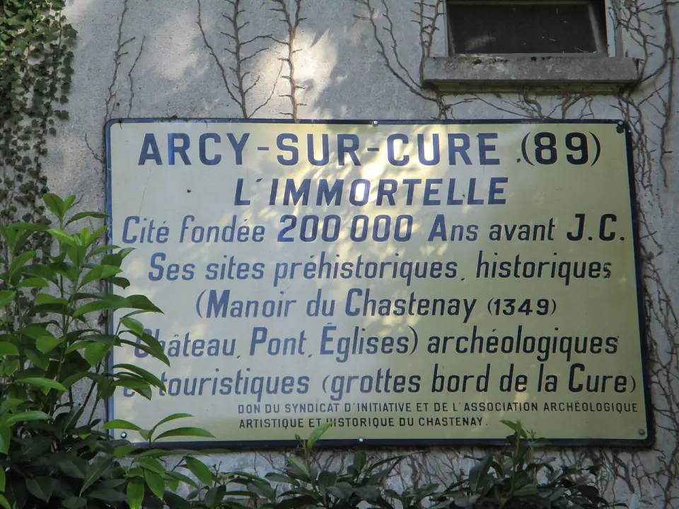 Ancien panneau touristique des grottes d'Arcy, près de l'entrée de la Grande grotte