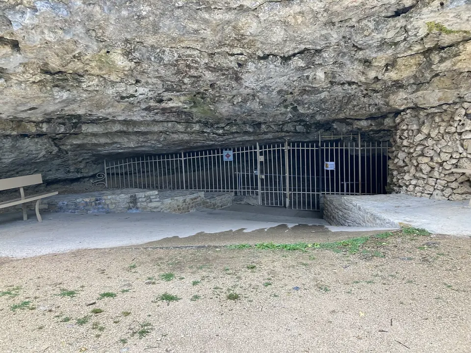 Entrée des grottes d'Arcy-sur-Cure, dans la falaise de la vallée de la Cure