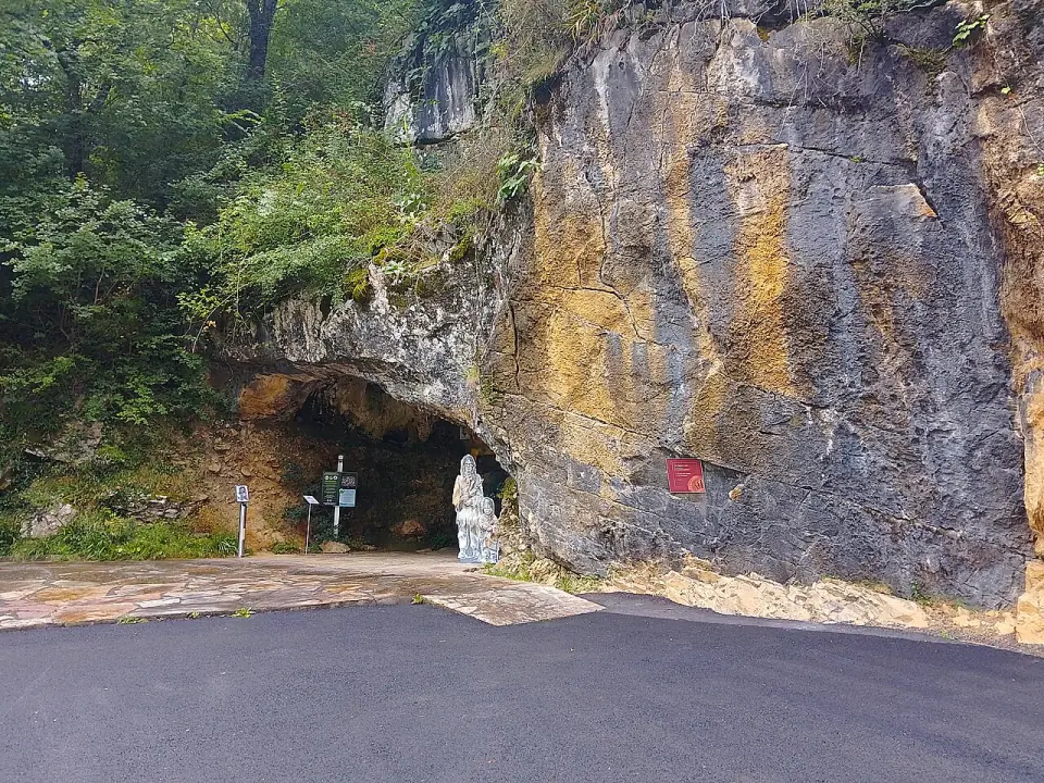Entrée des grottes d'Isturitz et d'Oxocelhaya, au Pays basque, en 2024
