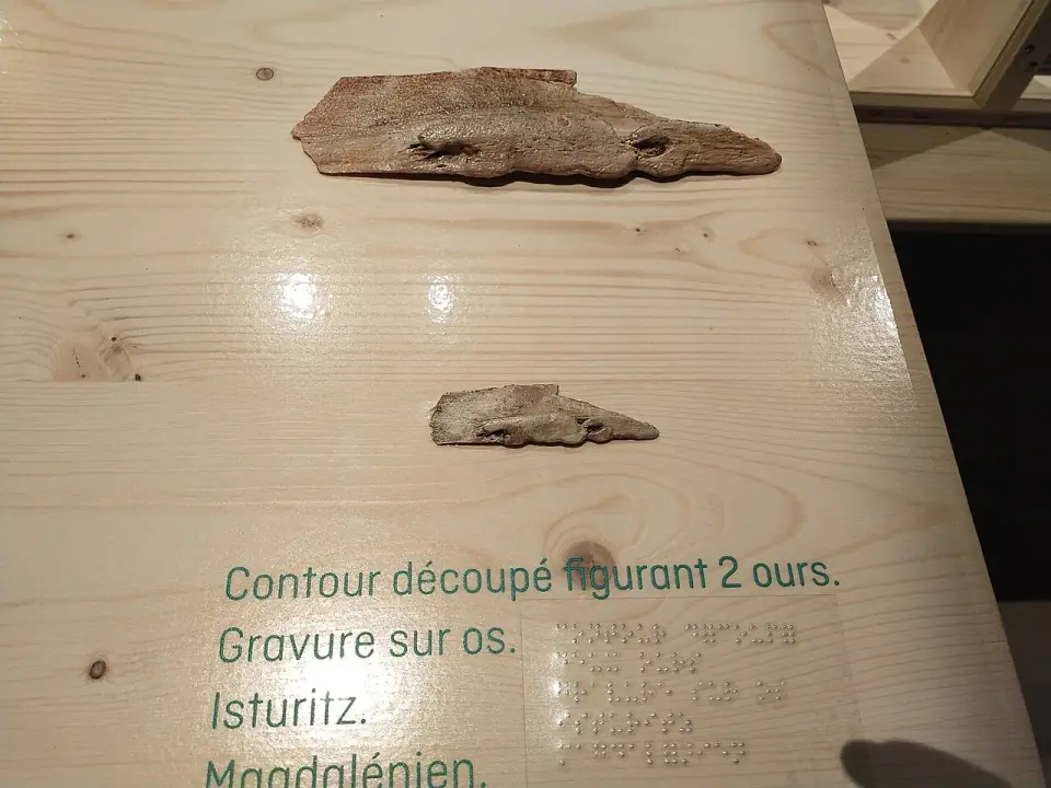 Reproductions 3D de deux ours gravés sur os, objets provenant d'Isturitz
