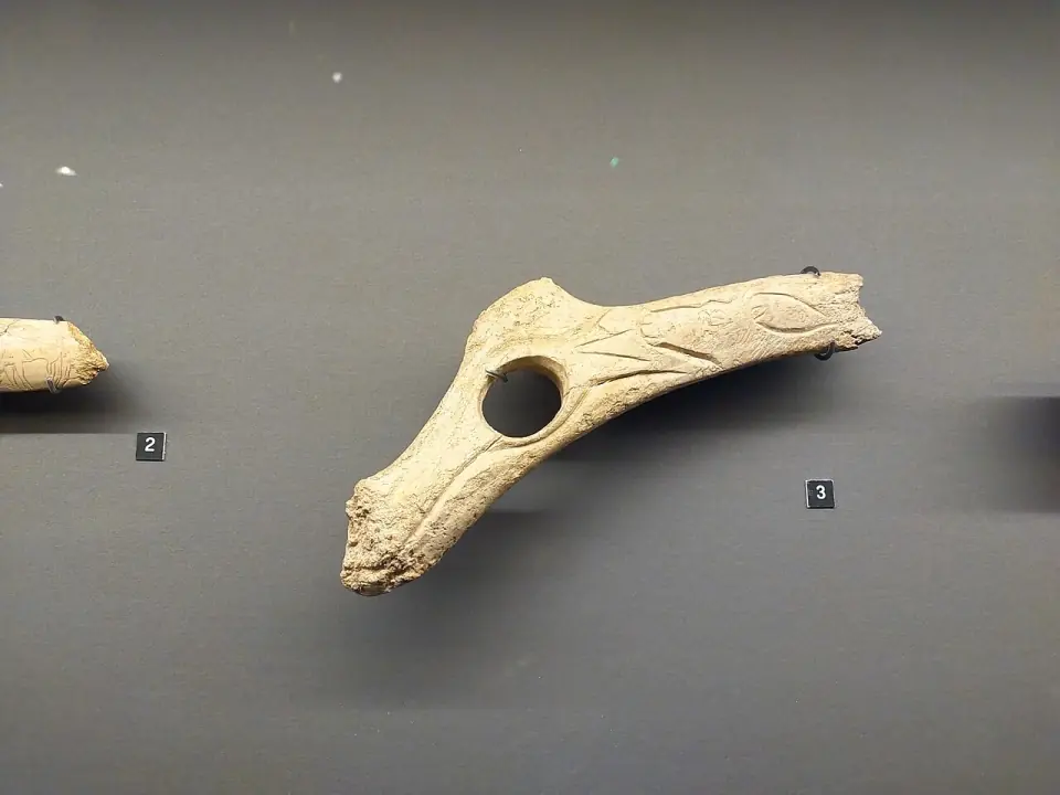 Bâton percé à tête de renne, objet magdalénien trouvé dans les grottes d'Isturitz