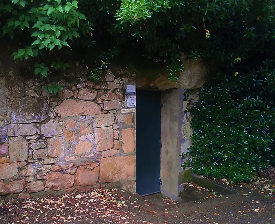 Entrée publique de la grotte de Cougnac, à Payrignac, dans le Lot