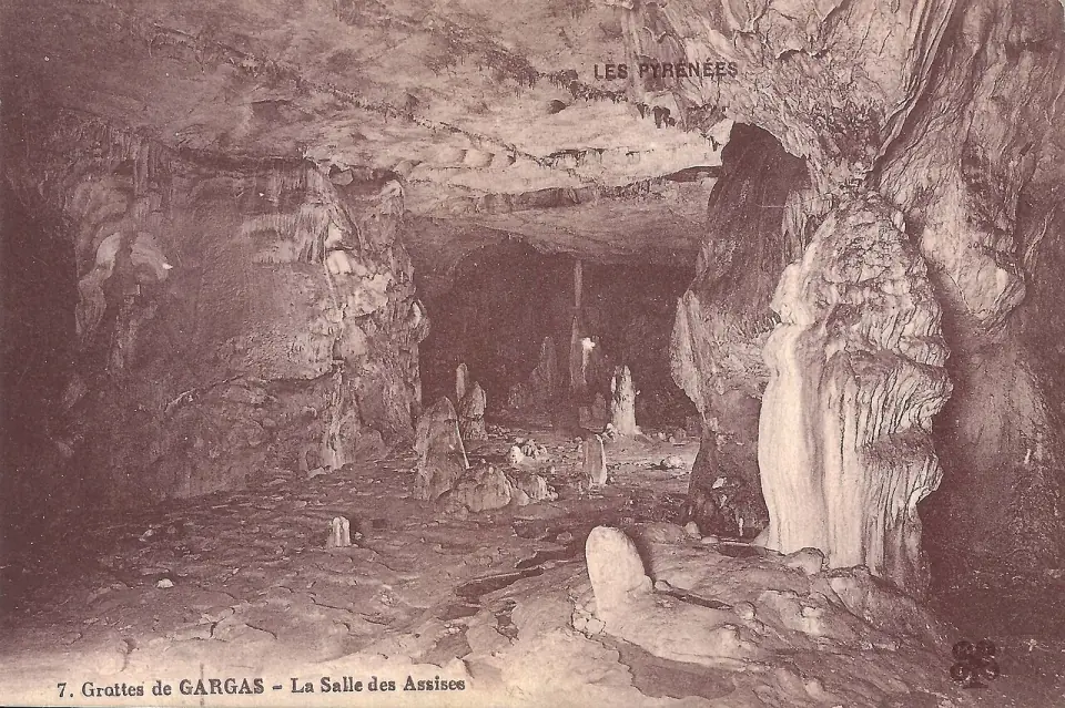 Carte postale ancienne : la salle des Assises dans les grottes de Gargas