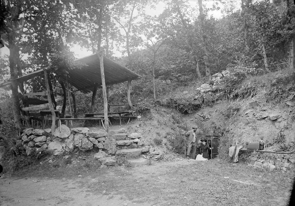 Félix Régnault sortant de la grotte de Gargas lors des fouilles, photographie ancienne