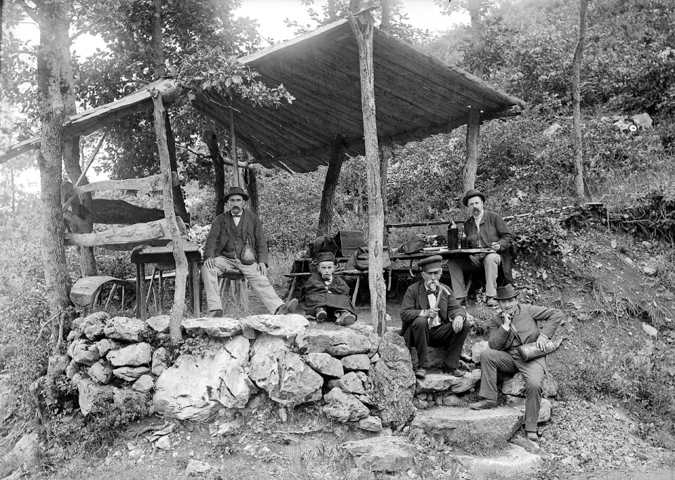 Photographie ancienne de l'entrée de la grotte de Gargas pendant les fouilles