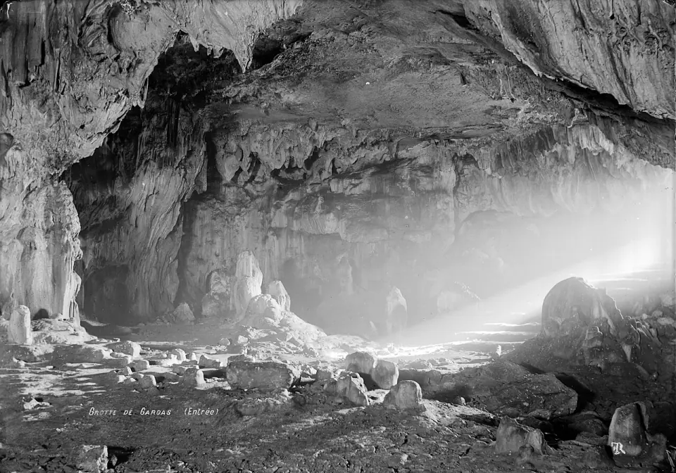 Photographie ancienne de l'entrée de la grotte de Gargas, par Félix Régnault