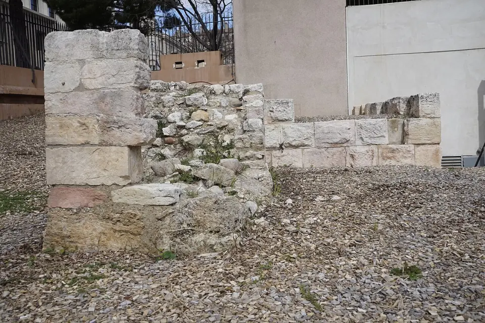 Maison fortifiée des XIe-XIIe siècles réutilisant des éléments du rempart grec, à Marseille