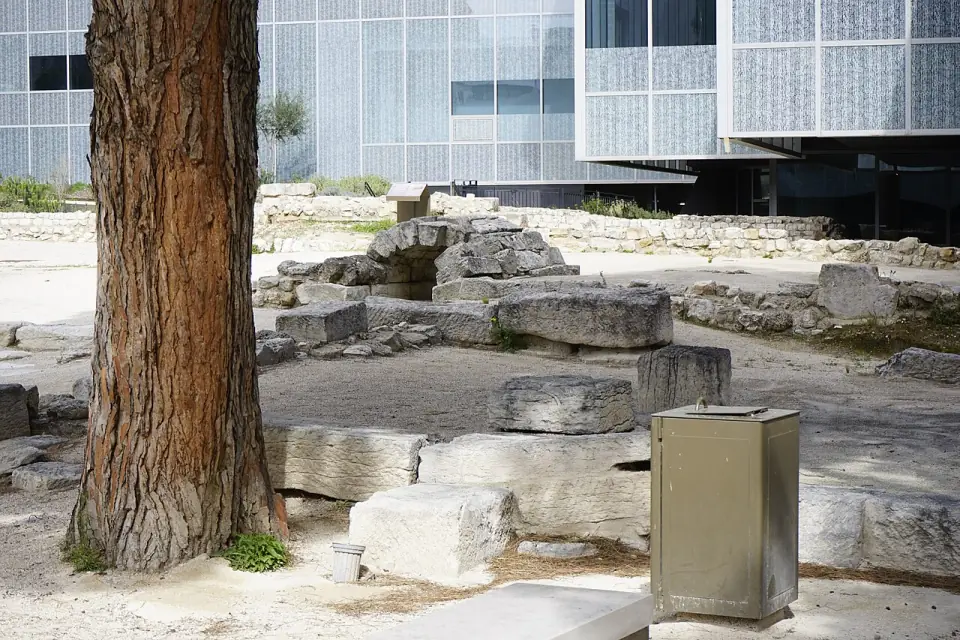 Canal d'alimentation du bassin d'eau douce et blocs de pierre au jardin des Vestiges