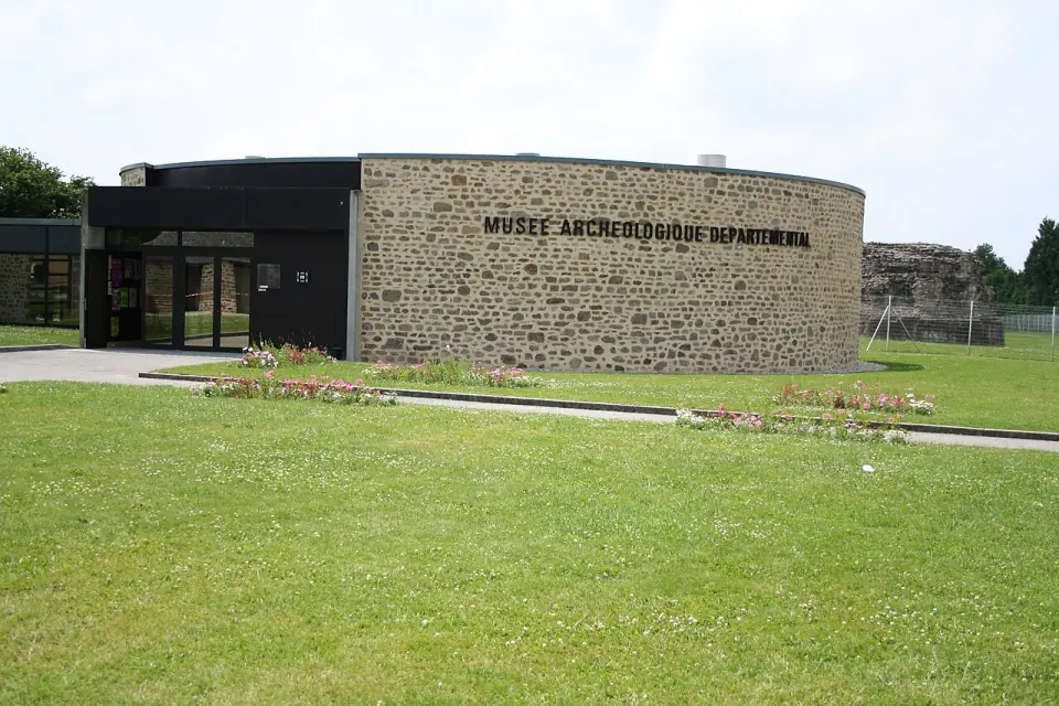 Le musée archéologique départemental de Jublains, bâtiment circulaire en pierre