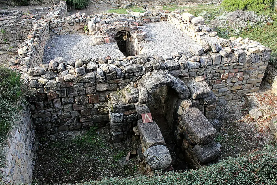 Le très grand four de potiers de La Graufesenque, aux murs de pierre sèche, à Millau