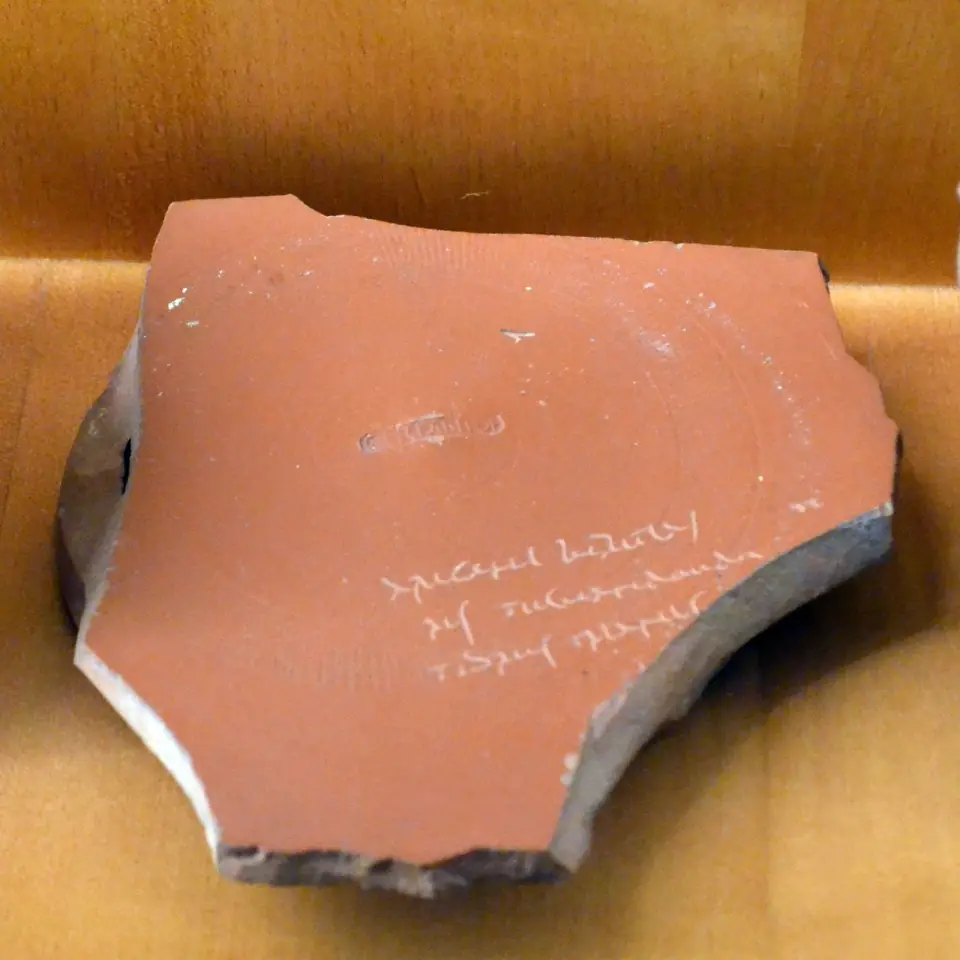 Fragment de plat sigillé orné d'une inscription gauloise gravée, provenant de La Graufesenque
