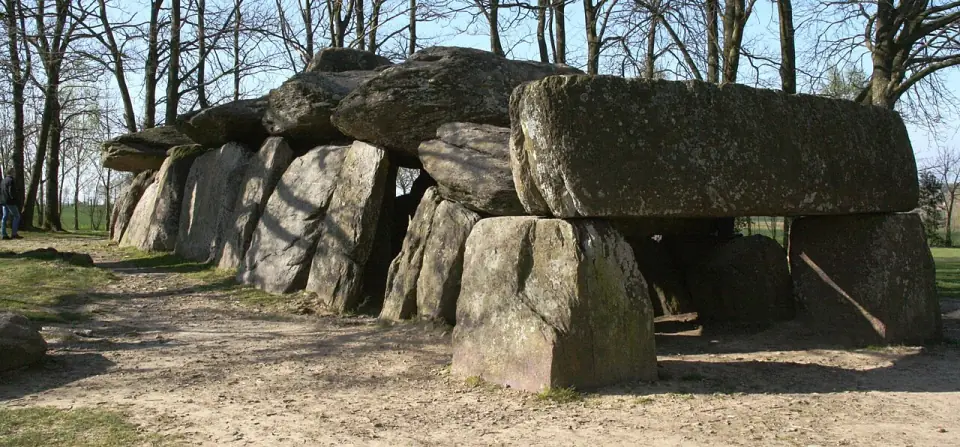 Vue d'ensemble de la Roche-aux-Fées, grand dolmen d'Essé
