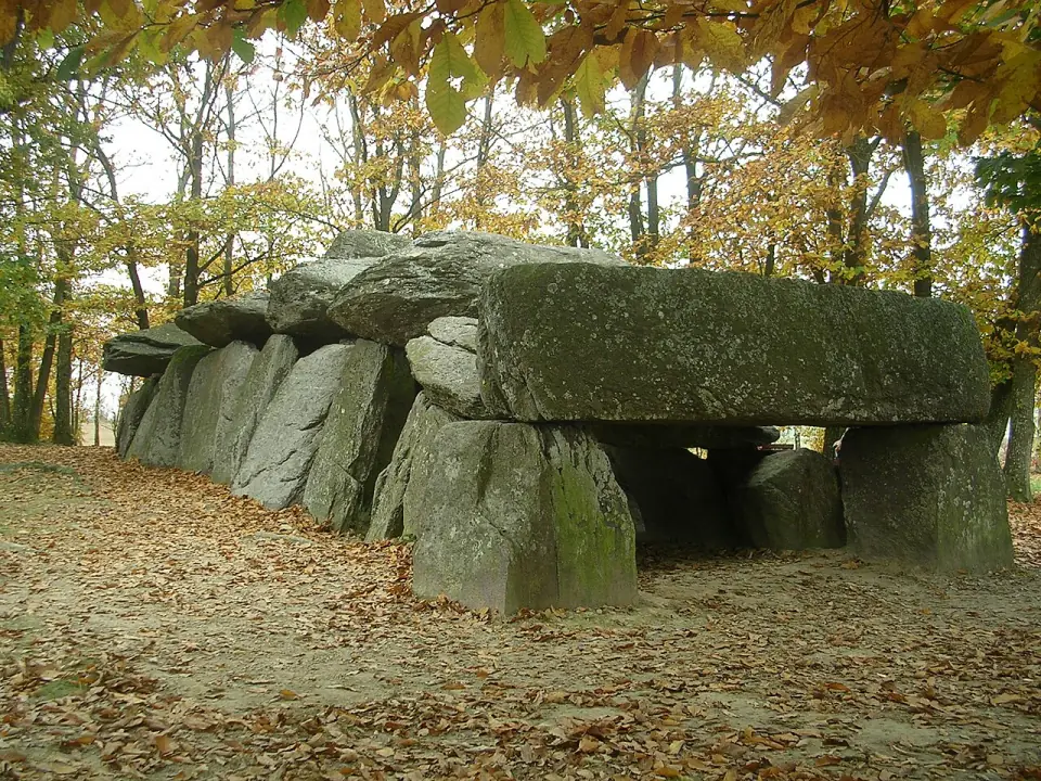 Vue du dolmen d'Essé, la Roche-aux-Fées, dans la campagne bretonne
