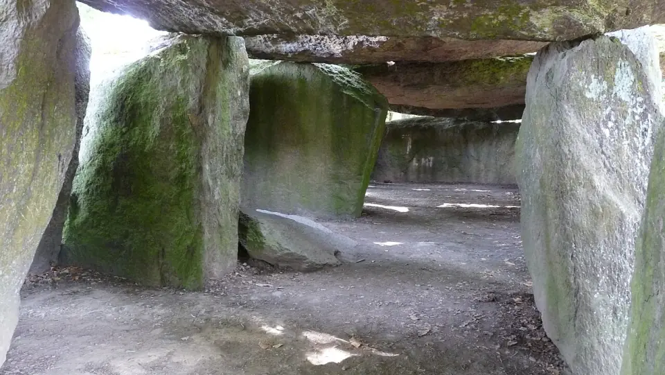 Dalles de schiste de la Roche-aux-Fées vues de côté
