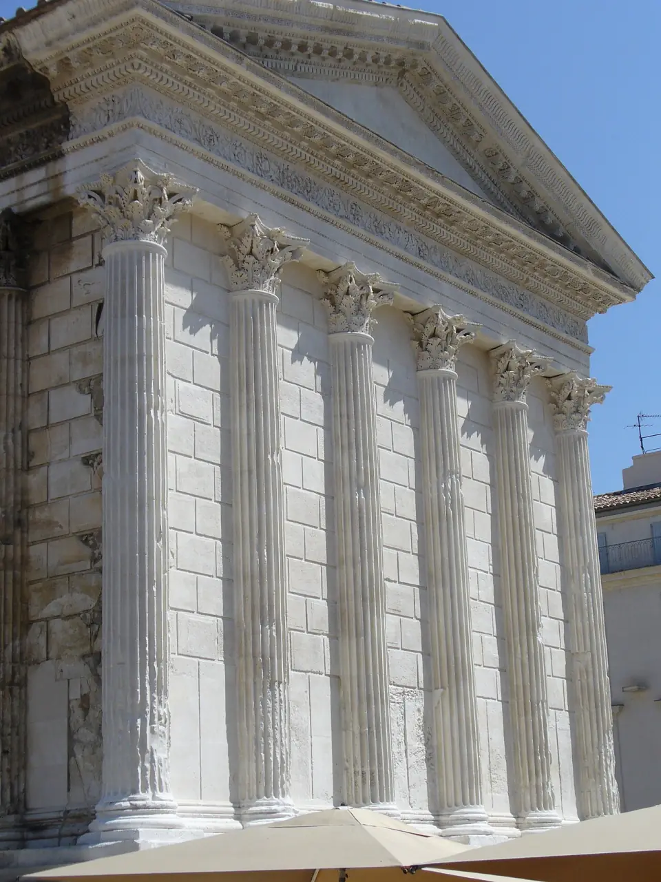 Colonnes cannelées et chapiteaux corinthiens de la façade de la Maison Carrée