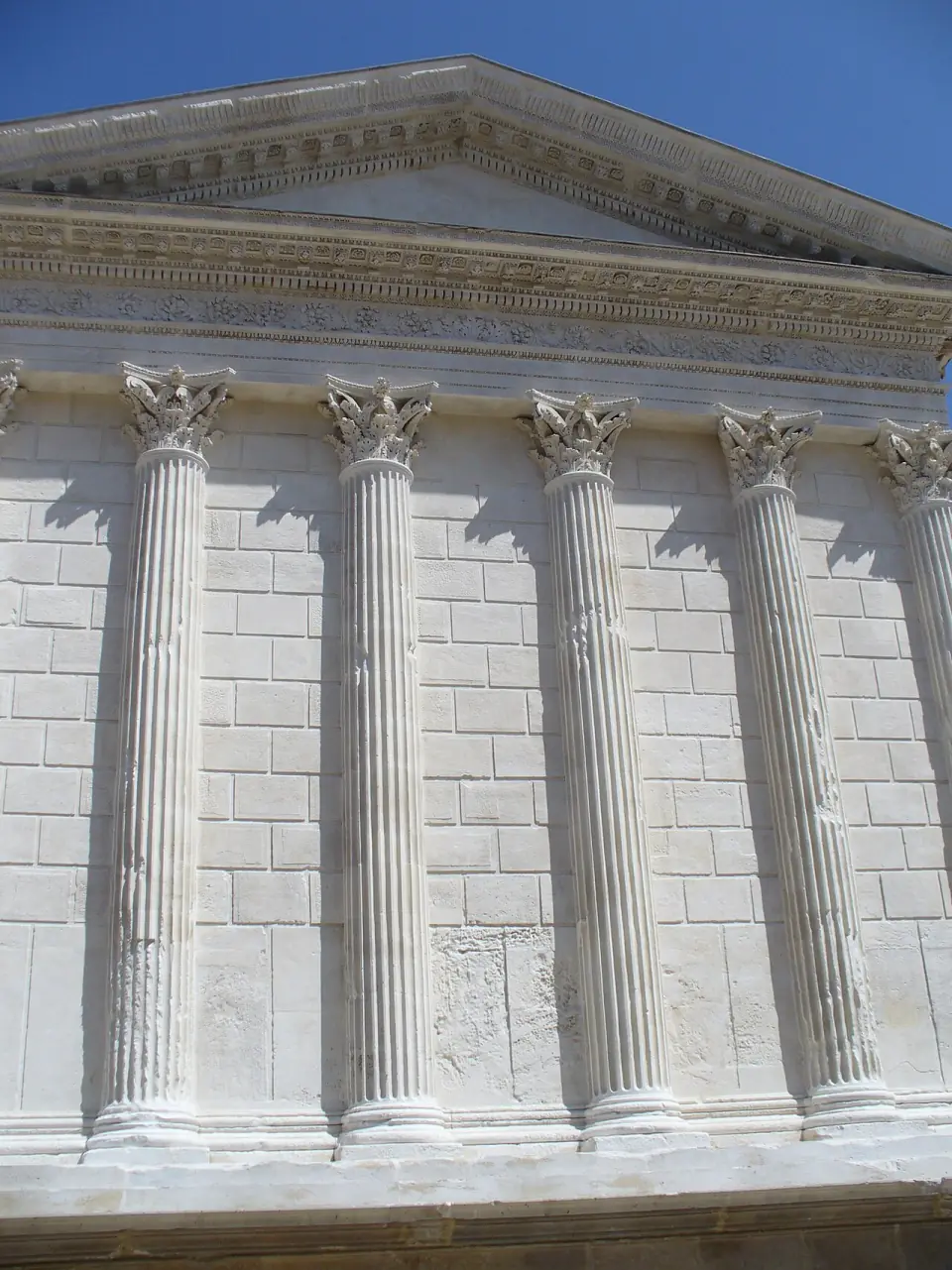 Chapiteaux d'acanthe et frise du fronton de la Maison Carrée à Nîmes