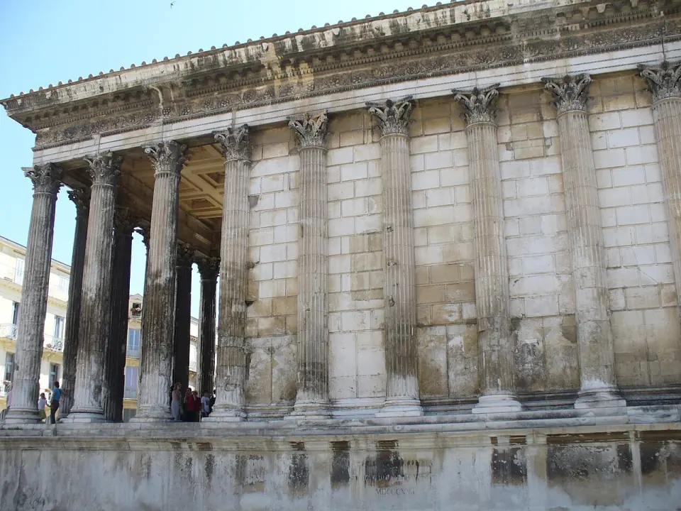 Côté du temple de la Maison Carrée, avec ses colonnes corinthiennes et son entablement