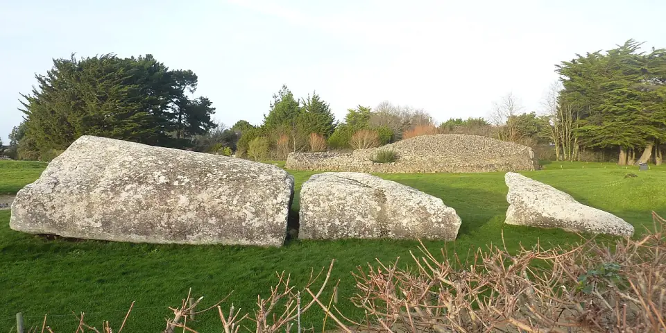 Trois fragments du Grand Menhir brisé devant le tumulus d'Er Grah et les pins de Locmariaquer