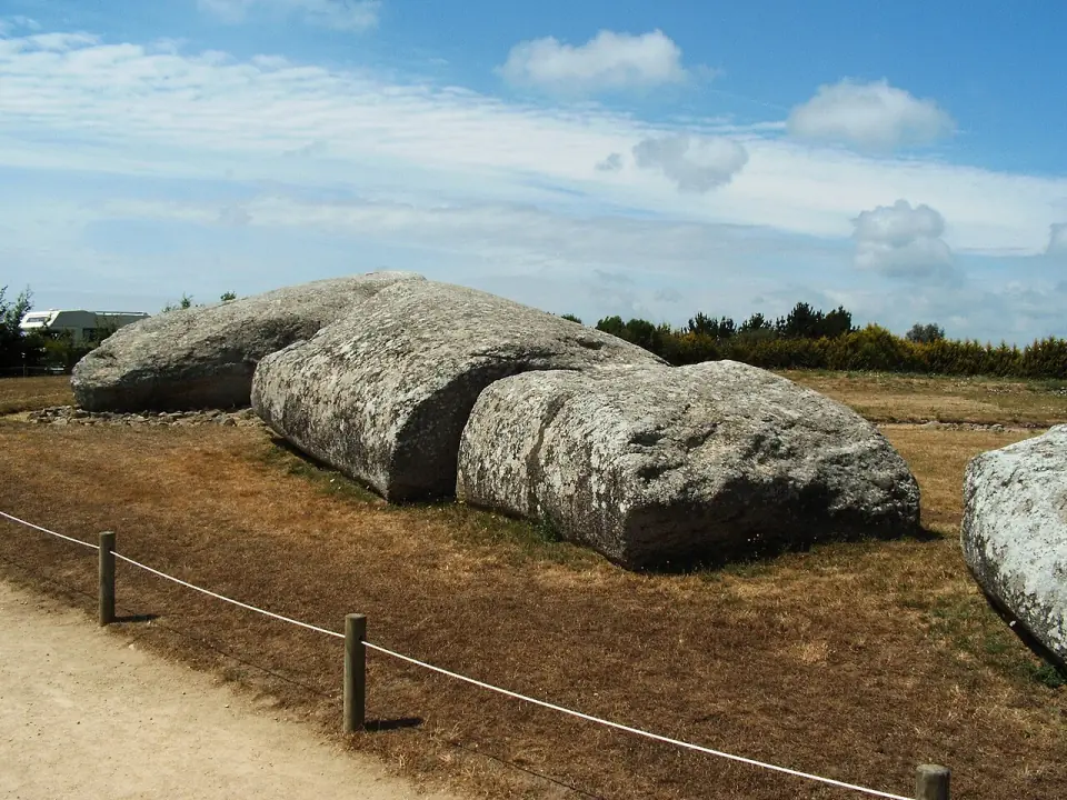 Le Grand Menhir brisé vu de près, avec ses blocs de granite et un cordon de protection