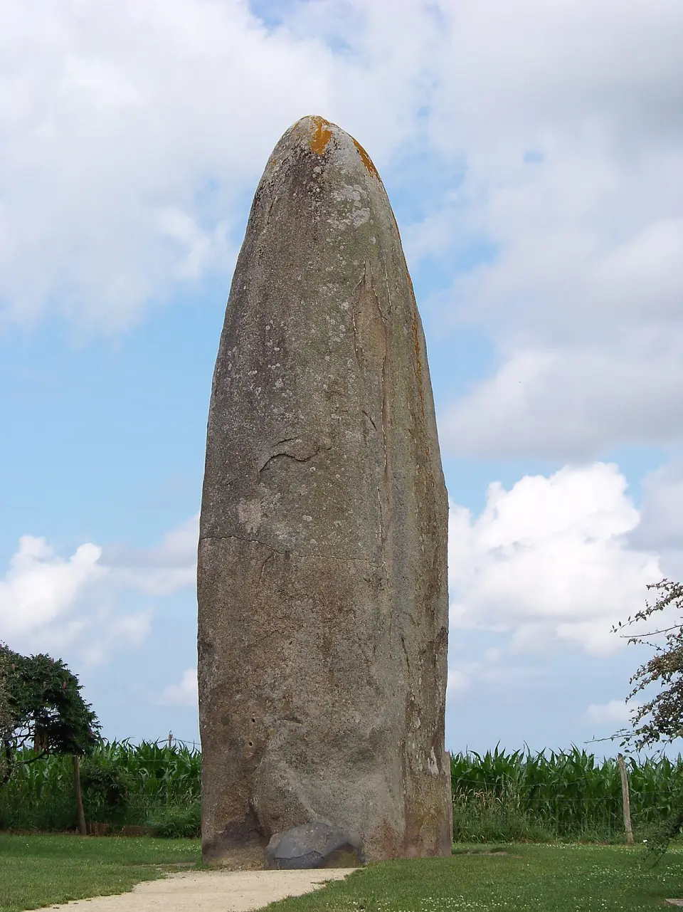 Le menhir de Champ-Dolent, monolithe conique de granite roux, vu de près