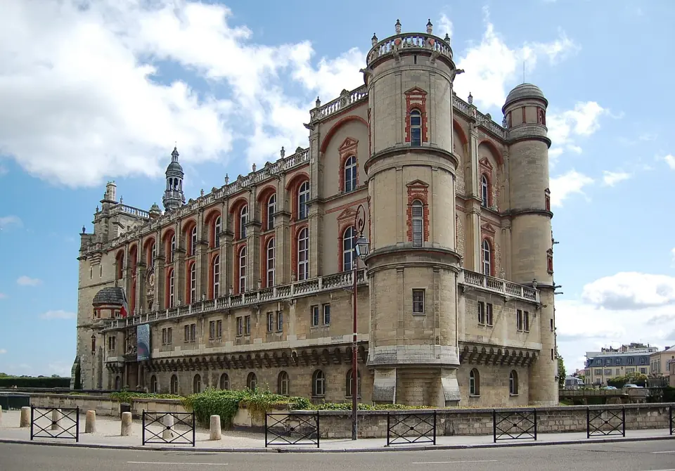 Façade en brique et pierre du château qui abrite le Musée d'Archéologie nationale, à Saint-Germain-en-Laye