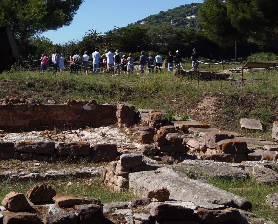 Des visiteurs devant les vestiges de la colonie grecque d'Olbia, à Hyères