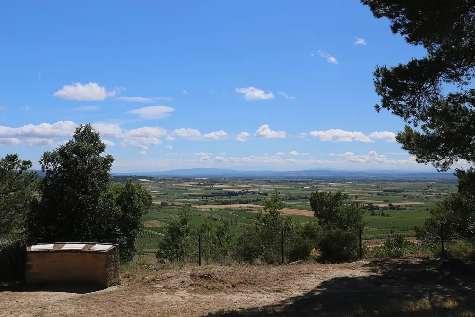 Vue panoramique sur les plaines entre Béziers et Narbonne depuis la colline d'Ensérune