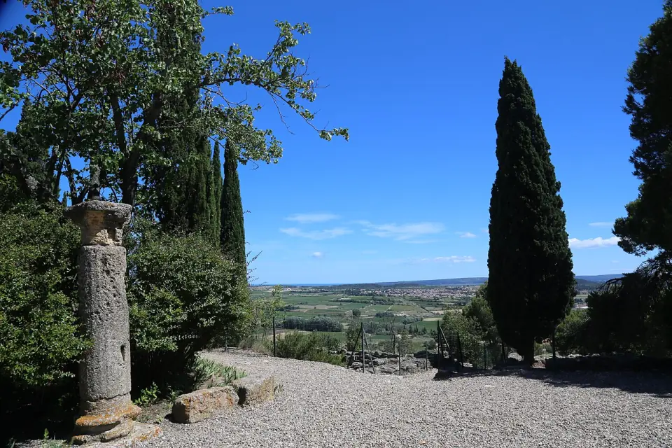 Fût de colonne et cyprès sur l'esplanade d'Ensérune, avec la plaine en contrebas