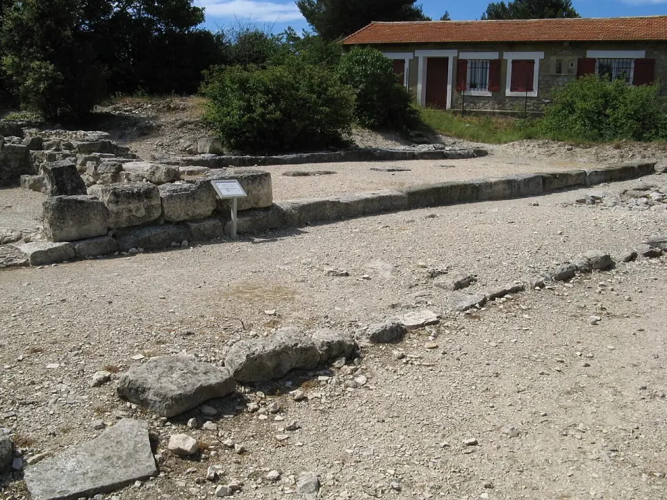 Le « portique des crânes » du sanctuaire d'Entremont, vu du nord