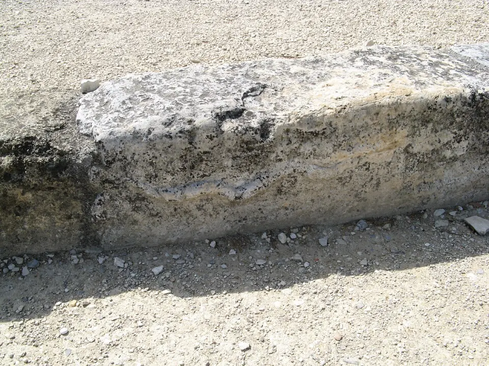 Bloc de seuil gravé d'un serpent, portique des crânes d'Entremont