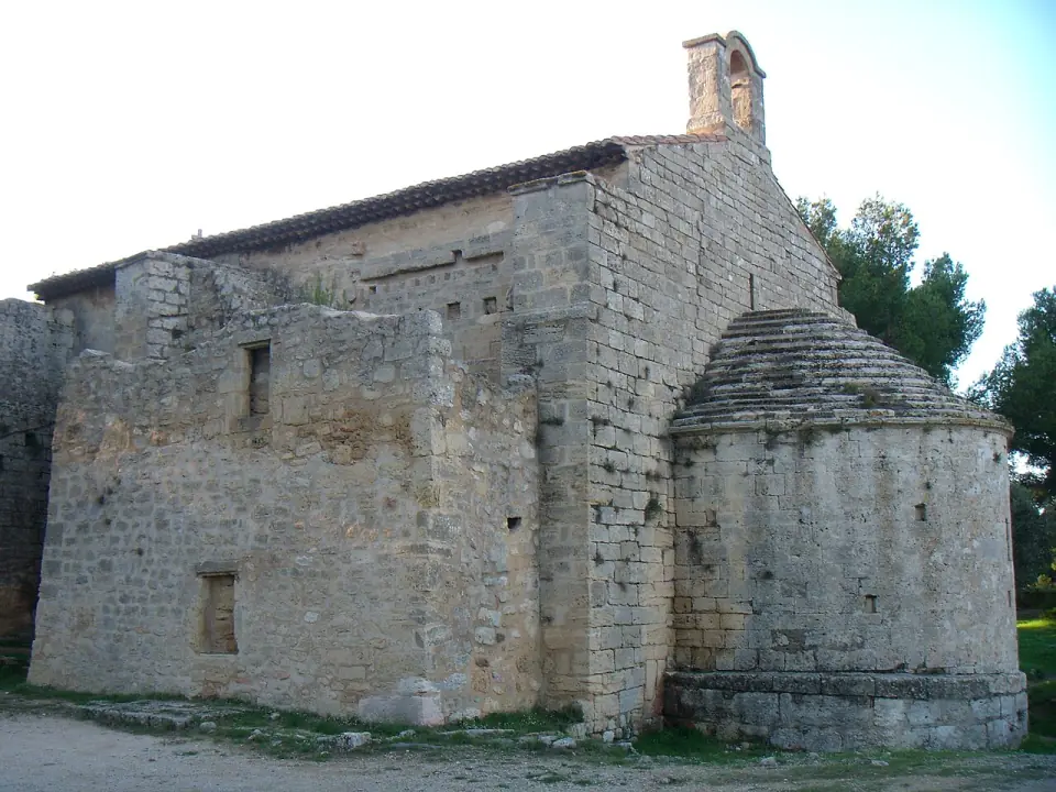 Abside en pierre de la chapelle Saint-Blaise, coiffée d'une voûte de dalles étagées