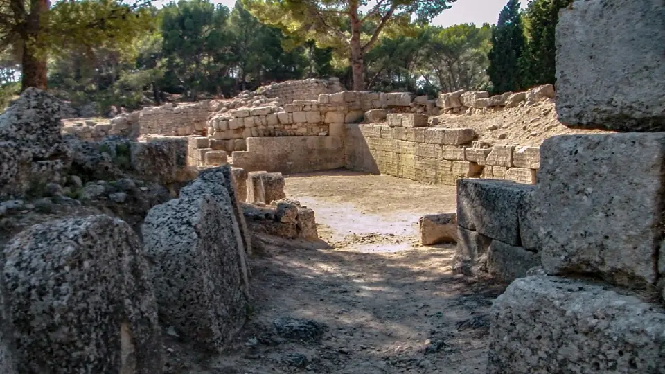 Passage entre de grands blocs de pierre, à l'entrée d'une porte de l'oppidum de Saint-Blaise