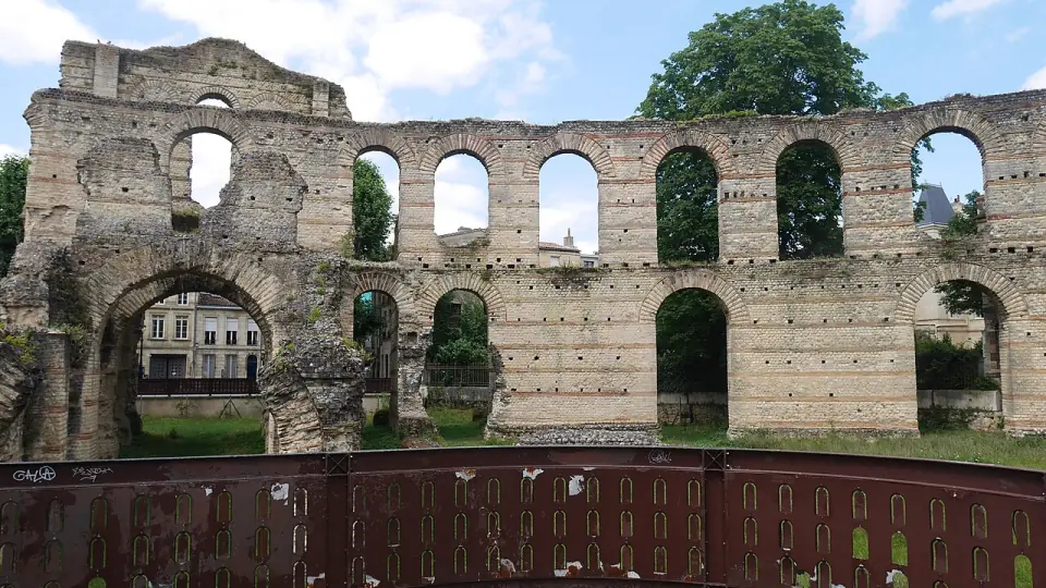 Alignement d'arcades de l'amphithéâtre romain de Bordeaux derrière une barrière