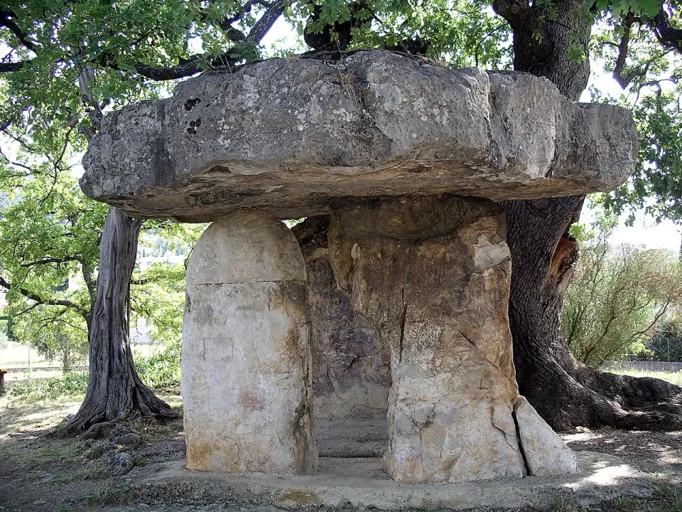 Le dolmen de la Pierre de la Fée à Draguignan, sous un grand chêne, avec sa dalle de couverture