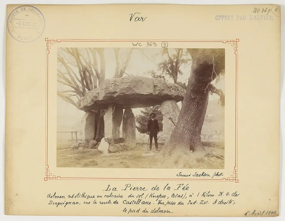Photographie ancienne de 1892 de la Pierre de la Fée, vue du sud-est, avec un chêne à droite