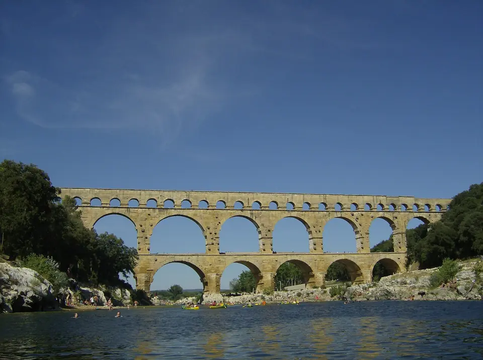 Le Pont du Gard vu depuis le Gardon, sous un grand ciel bleu