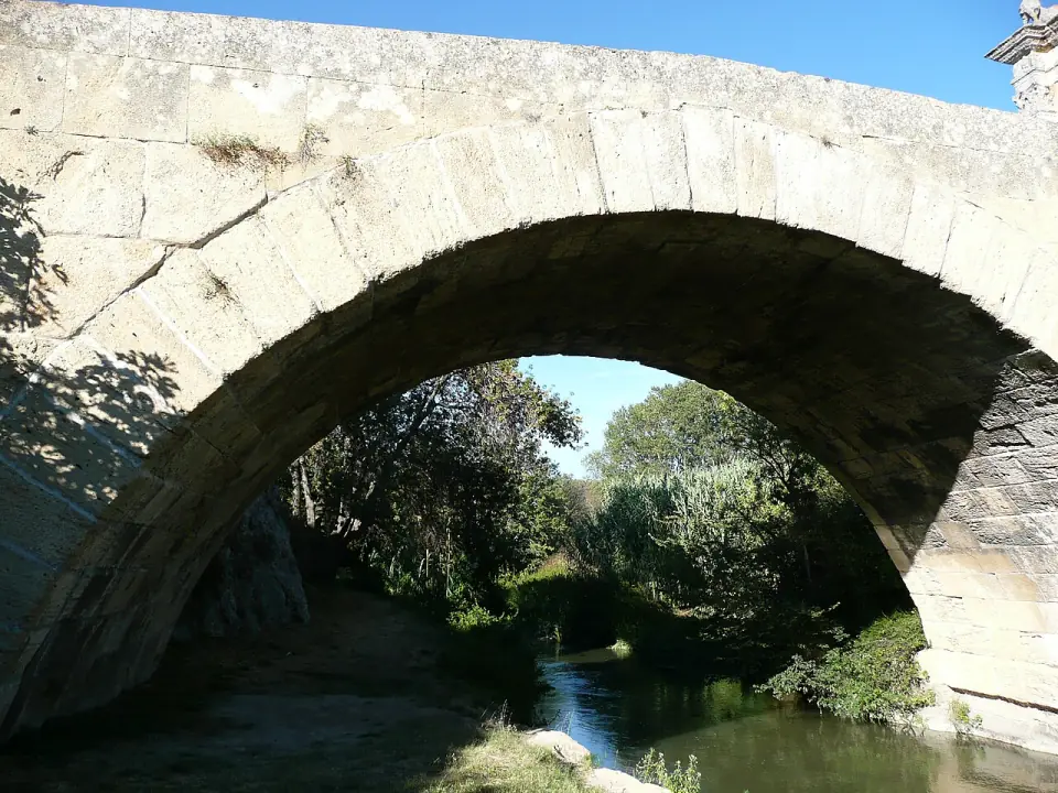 Arche du pont Flavien à Saint-Chamas, vue depuis la berge de la Touloubre