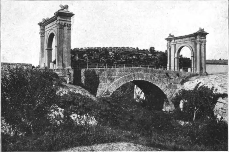 Gravure ancienne du pont Flavien avec ses deux arcs d'honneur de part et d'autre de la rivière