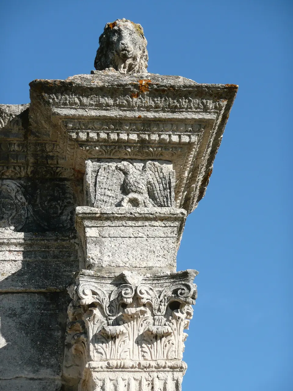Détail d'un arc du pont Flavien : lion de pierre, aigle sculpté et chapiteau corinthien