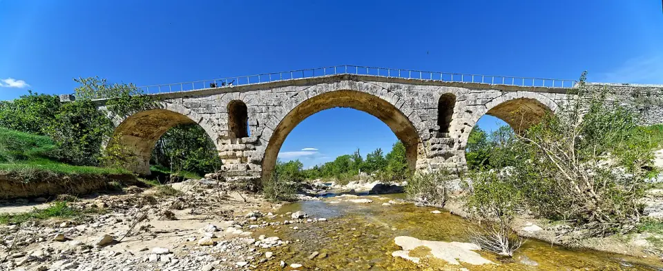 Le pont Julien et ses trois arches romaines au-dessus du Calavon, dans le Luberon