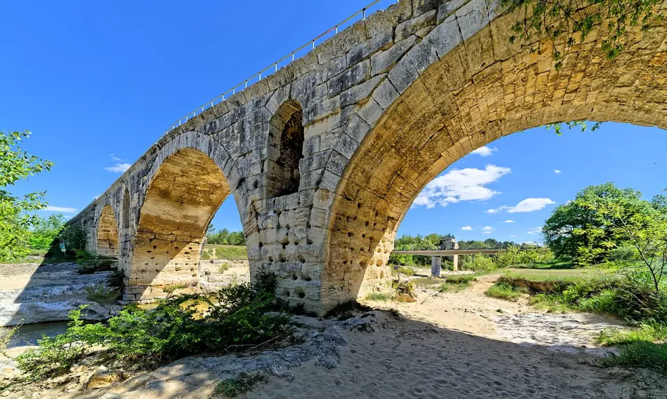Détail de l'appareil de pierre et des arches du pont Julien, près de Bonnieux