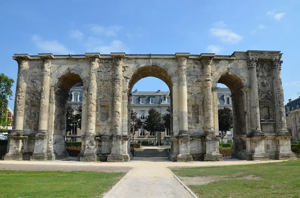 La porte de Mars à Reims, large arc romain à trois arches du IIIe siècle