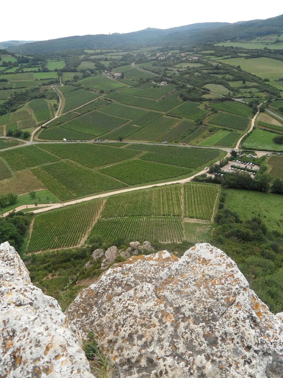 Vue depuis le sommet de la roche vers le sud et l'ouest, routes et parking en contrebas