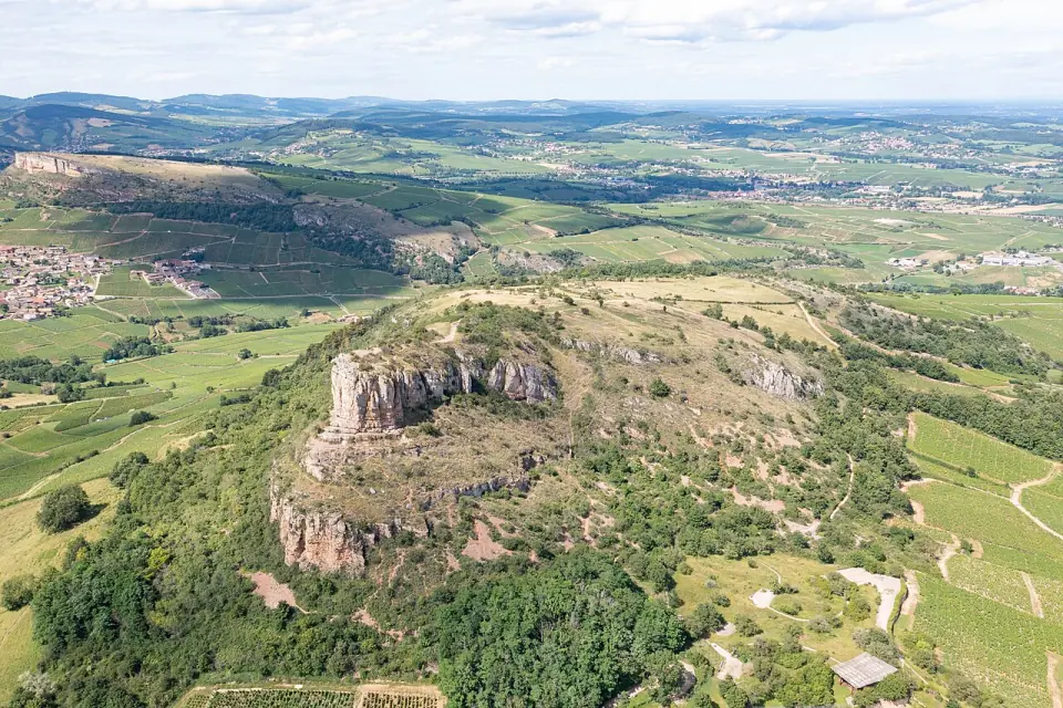 Vue aérienne de la roche de Solutré dominant les vignes et la campagne