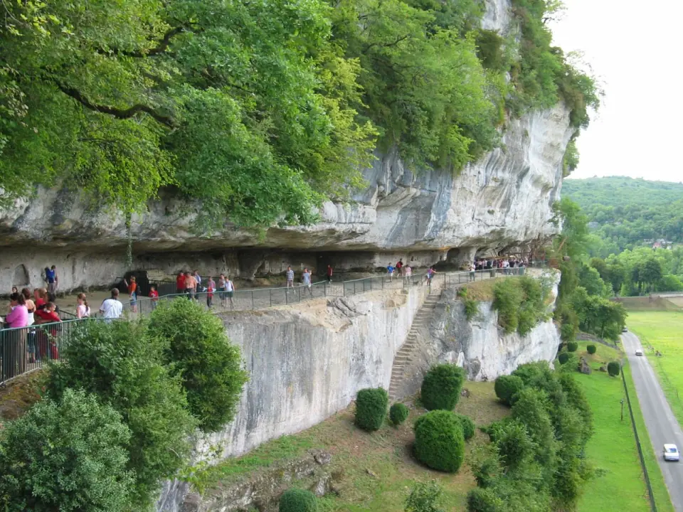 La falaise calcaire de la Roque Saint-Christophe, dans la vallée de la Vézère