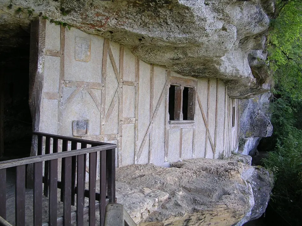 Abri sous roche creusé dans la falaise de la Roque Saint-Christophe