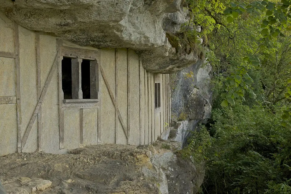 Reconstitution d'un abri troglodytique à la Roque Saint-Christophe, en Dordogne