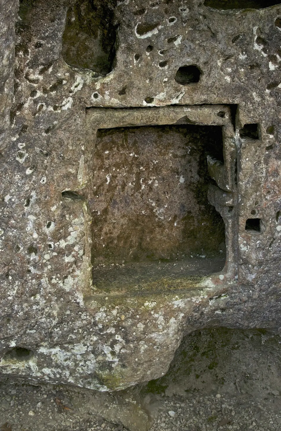 Coffre-fort troglodytique médiéval taillé dans la roche à la Roque Saint-Christophe